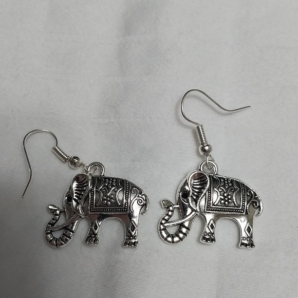 Elephant Design Dangle Earrings - Picture 3 of 3